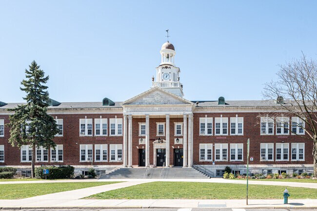 Floral Park-Bellerose School has 1599 students in grades PK, and K-6.