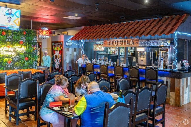 Far Hills' Veracruz has a colorfully decorated dining room and plenty of seating.