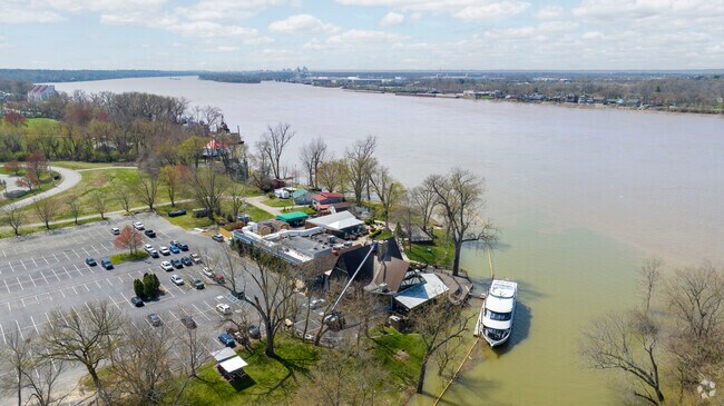 The Captain's Quarters Restaurant as some of the best views of the river.