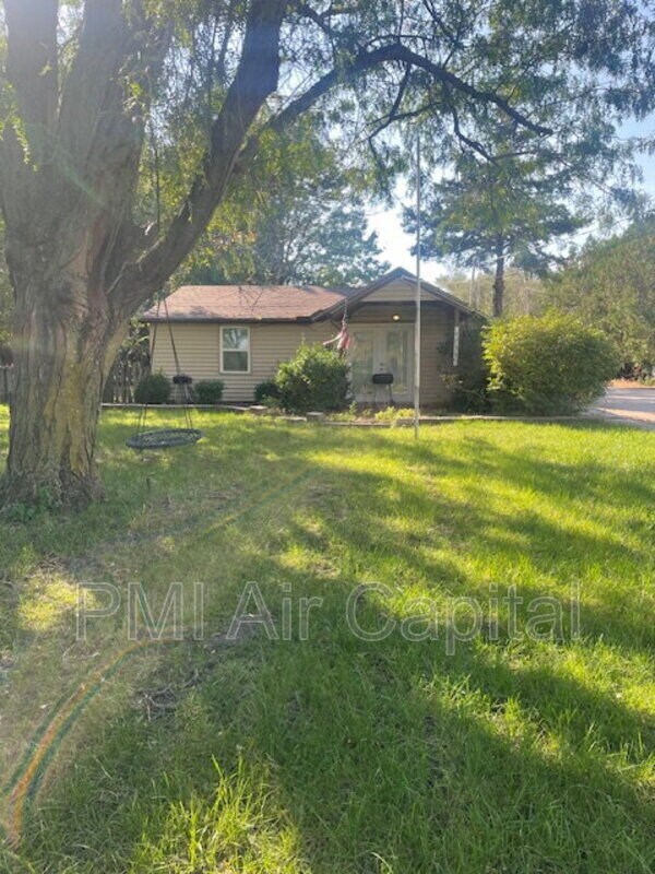 5755 N Armstrong St, Wichita, KS 67204