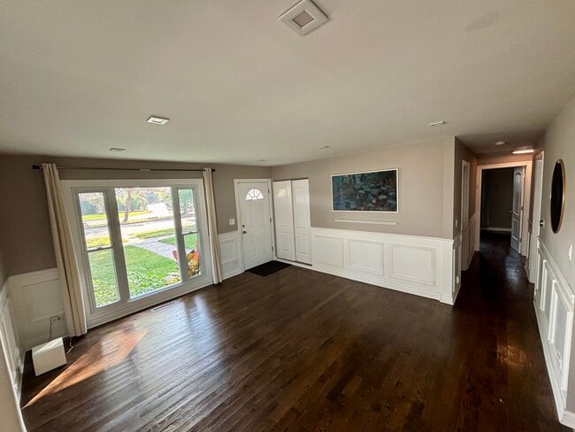 Living room / hallway (unfurnished)
