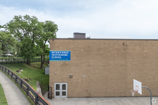 River's Edge Montessori has a student to teacher ratio of 15 to 1.