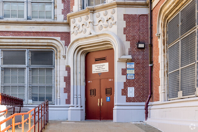 Wadleigh Secondary School for the Performing and Visual Artsis an award-winning school.