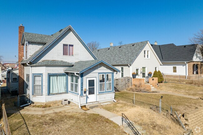 Find multi-floor homes with spacious lawns in Brown Park.