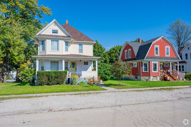 Beautiful and colorful homes are nestled in the quiet, well-manicured New Lenox area.