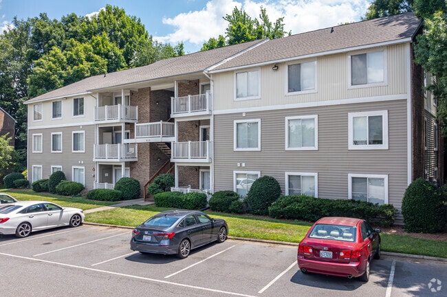 Local students love the condos near UNCC campus in Harris-Houston.