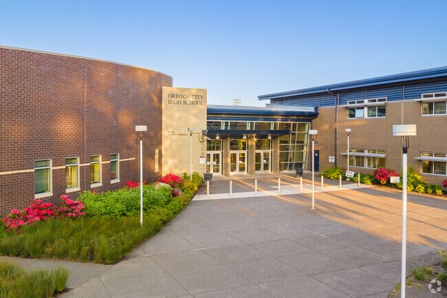 Front entrance to the Oregon City Highschool in the Caufield Neighborhood.