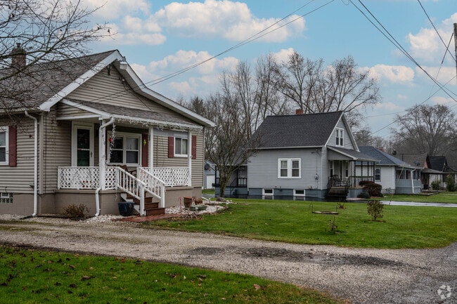 Small capes and bungalows line the streets of Leavittsburg.
