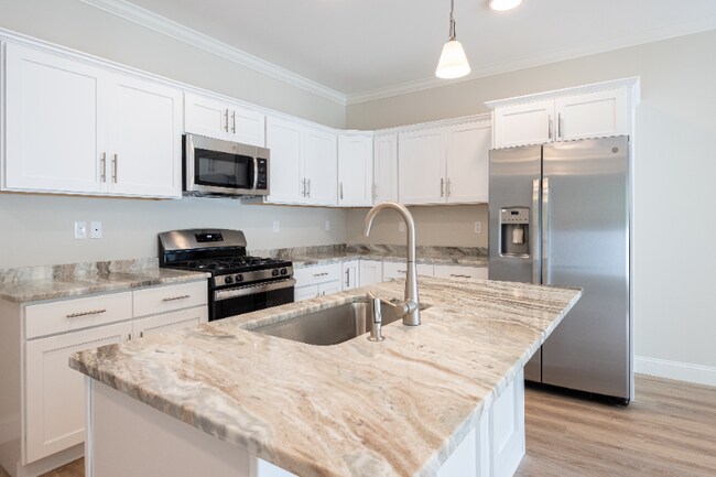 17 Edgewater Cir, Berlin, CT 06037 - photo 4