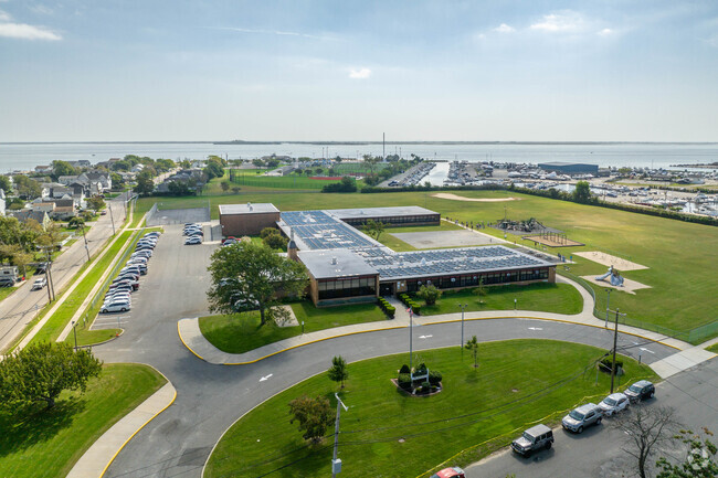 Harding Ave Elementary School has a student-teacher ratio of 10 to 1.