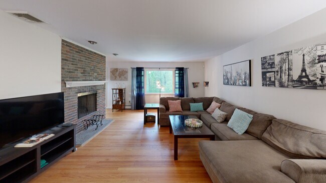 27 Adams Rd, Bloomfield, CT 06002 - photo 2