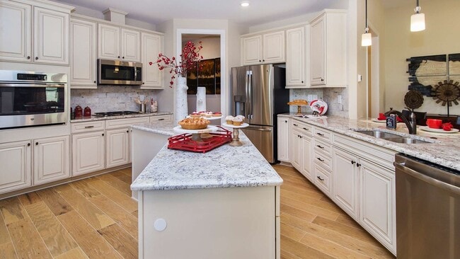 4225 Honey Locust Dr, Charlotte, NC 28215 - photo 2