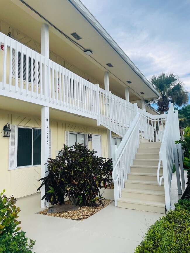4613 Bayshore Dr unit B5, Naples, FL 34112 - photo 3
