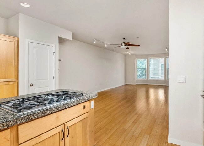 4132 S Corbett Ave, Portland, OR 97239 - photo 5