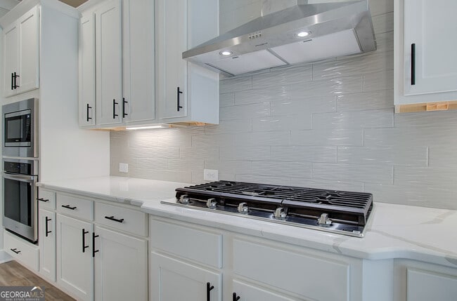 5516 Tullis Dr, Gainesville, GA 30507 - photo 2