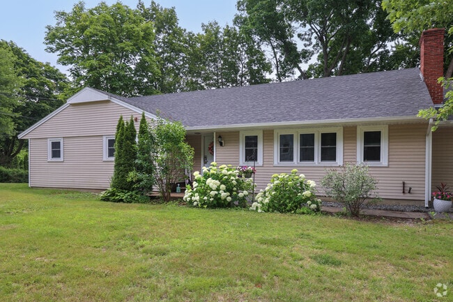 Ranch style homes are found primarily in the southwest section of the West End, adding a mid-century touch to the neighborhood’s architectural mix.