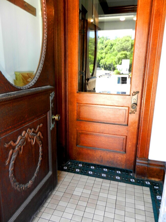 618 S Farwell St unit East Tower Apartment, Eau Claire, WI 54701 - photo 3