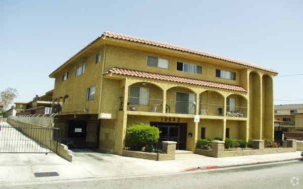 El Romano Apartments, Hawthorne, CA 90250 - photo 2