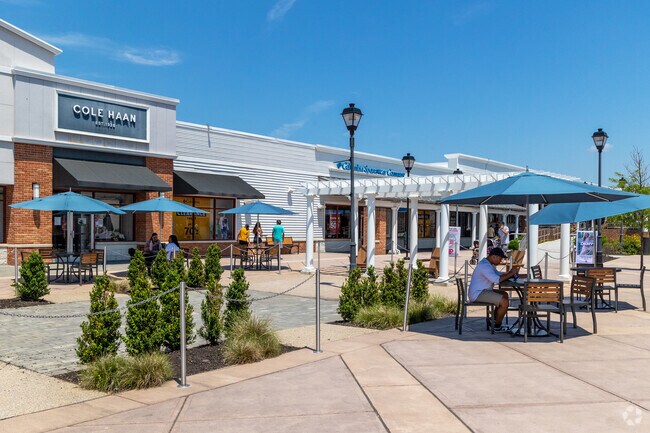 The Leesburg Outlets present a shopper’s paradise, where style meets savings in a vibrant atmosphere near Landsdowne.