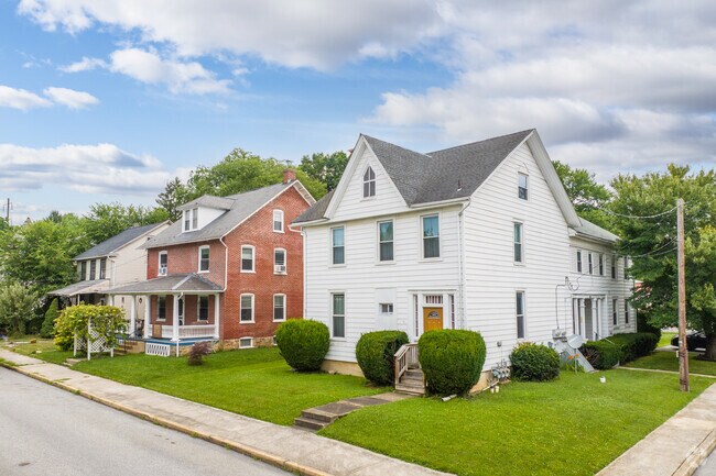 The homes closest to town are older and include American Foursquare architecture.