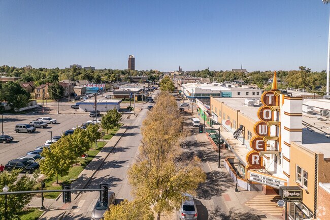 Dining and shopping options are abundant along NW 23rd Ave in Jefferson Park.