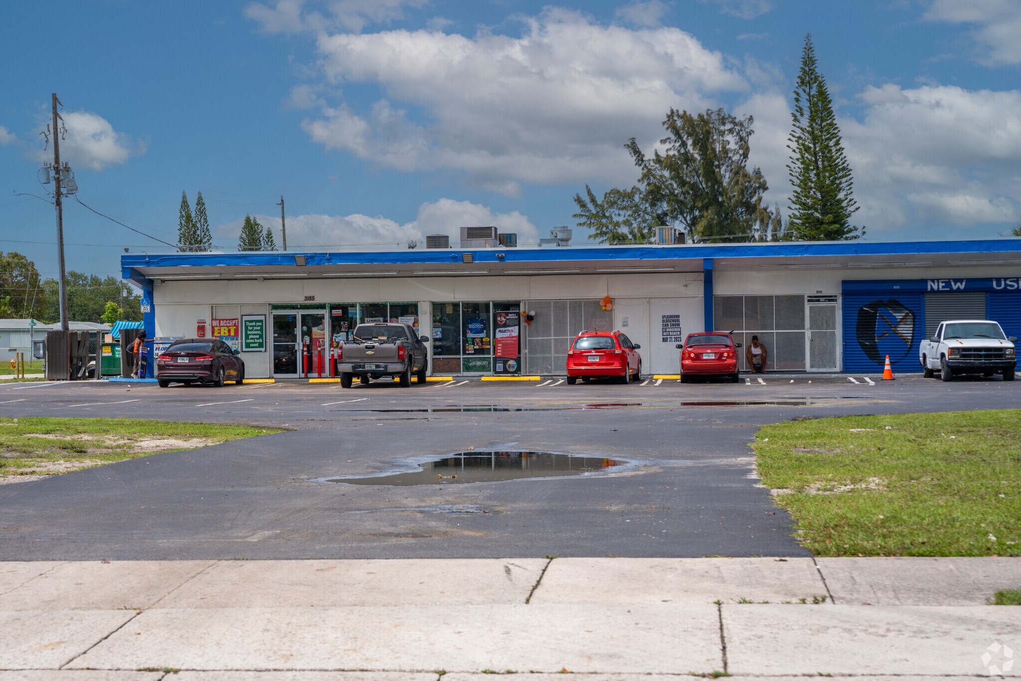 Local grocery and convenience stores are in close proximity in Vista Verde.