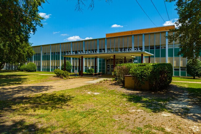 The Diamond District's Richmond's John Marshall High School earns positive scores in athletics, diversity and clubs.