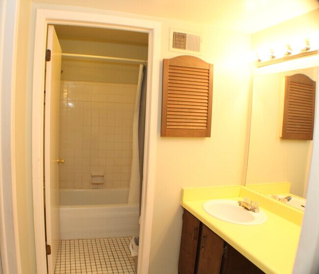 910 Chestnut Hill Dr unit H, Auburn Hills, MI 48326 - photo 4