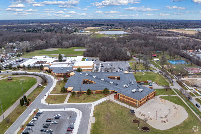 Davison Middle School is located on a campus that includes Davisioin High School.