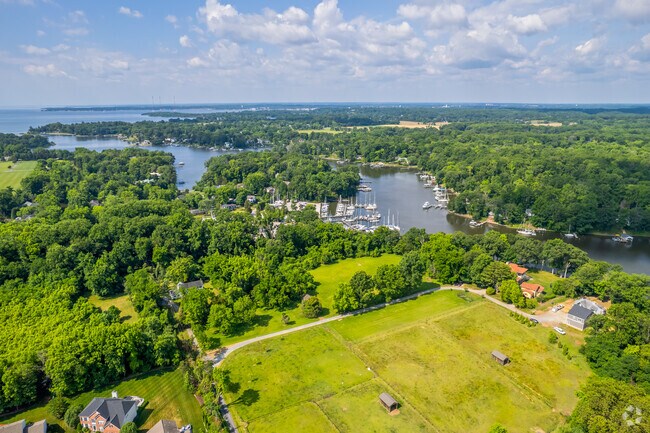 Pendennis Mount is a charming water-oriented community, situated along the Severn River.