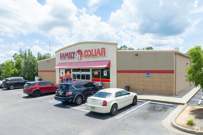 Family Dollar's proximity to McDade contributes to the area's retail accessibility, enhancing the quality of life for its residents.