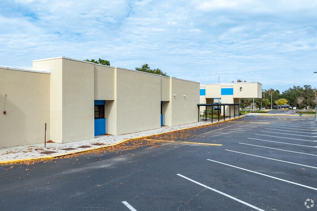 Lake Orienta Elementary has an ample amount of parking for parents and faculty.