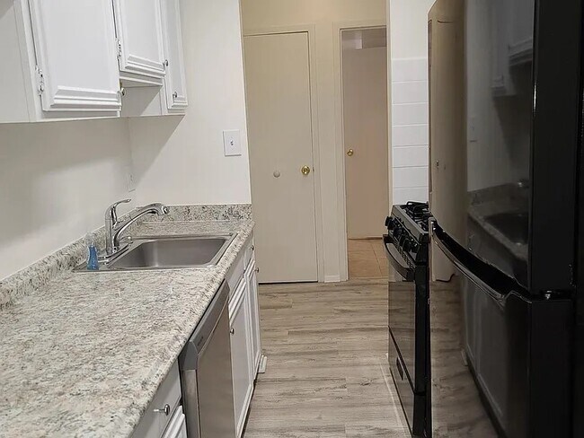 Marina Towers unit 313, Alexandria, VA 22314 - photo 6