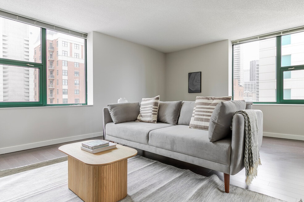 77 W Huron St unit FL10-ID1381, Chicago, IL 60654 - photo 1