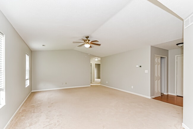 690 W Arielle Ct, Monroe, OH 45050 - photo 2
