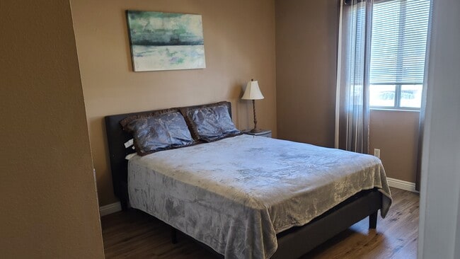queen bed - large room