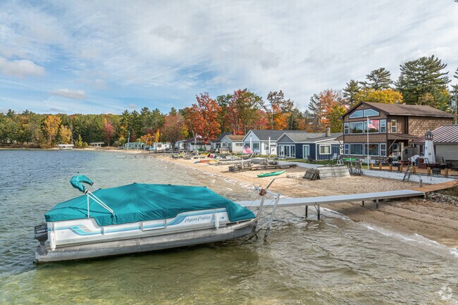 Bear Lake residents and visitors love to boat on both Bear Lake and Cub Lake.