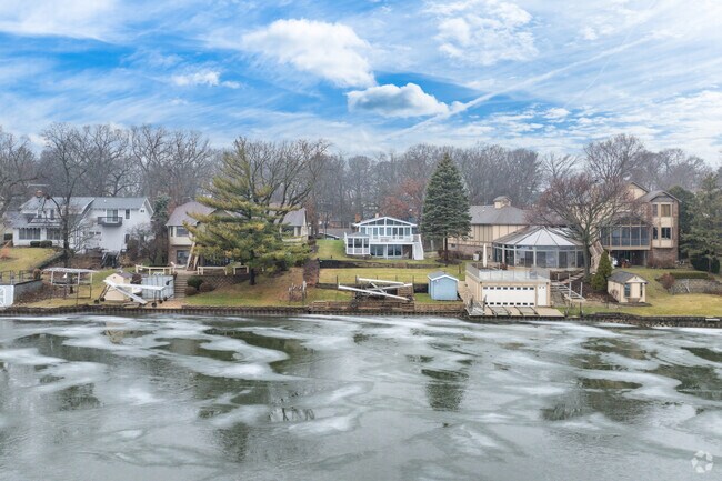 The waterfront homes in Wonder Woods have direct access to the waterfront.