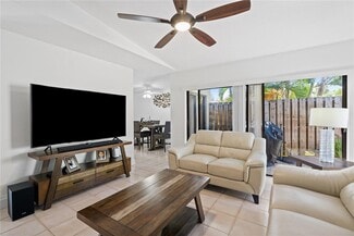 21 Meadows Dr, Boynton Beach, FL 33436