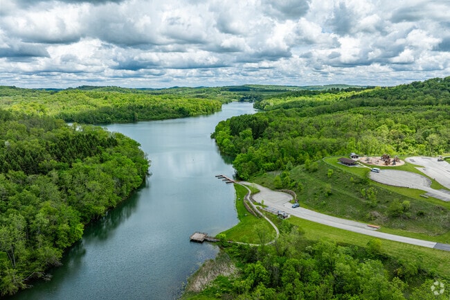 Avella is a rural area close to lakes and parks for recreational enthusiasts.