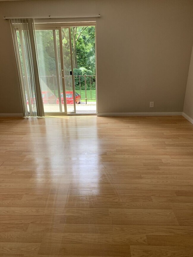 551 Lowell Ave unit 551-02, Cincinnati, OH 45220 - photo 2