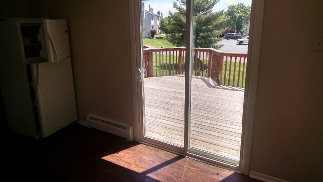 2405 Walnut Ridge Dr, Pottstown, PA 19464 - photo 3