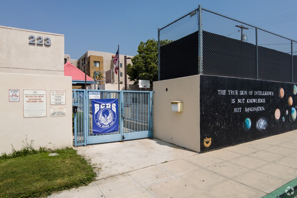 Burbank USD Community Day is a public middle & high school in
Burbank, CA.