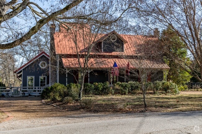 Rustic architecture style homes of all shapes and sizes can be found in Leiper's Fork.