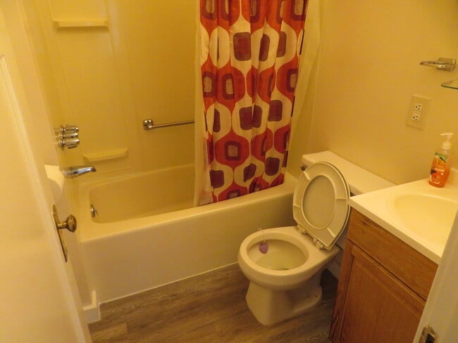 Bath with Tub/Shoer Combo