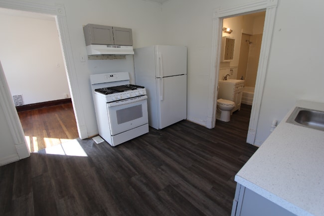 213 S Lowell Ave unit Floor 1, Syracuse, NY 13204 - photo 2