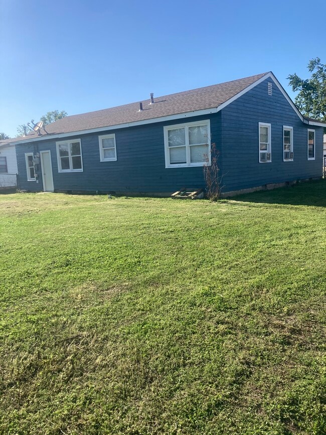 1401 Hite Blvd, Enid, OK 73703 - photo 4