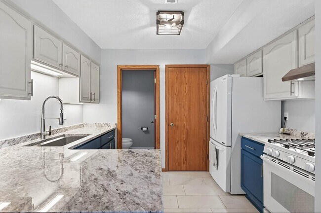 4682 Lenore Ln, Saint Paul, MN 55122 - photo 4