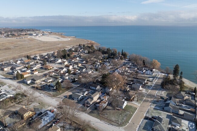 The location is convenient for outdoor enthusiasts, with parks and Lake Michigan nearby..