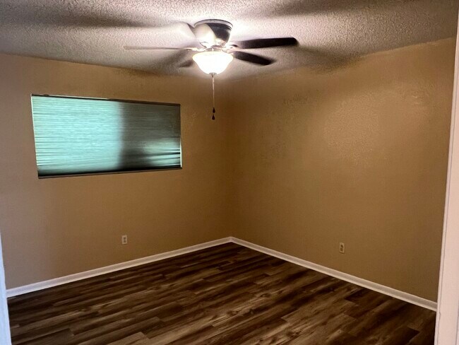 2305 Downey St unit 4, La Marque, TX 77568 - photo 5